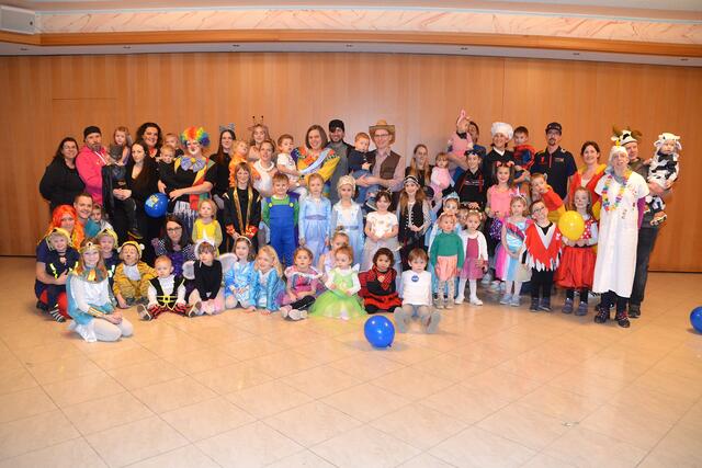 Für Unterhaltung, Spaß und Siel für die zahlreichen Kinder, die zum Kindermaskenball der ÖVP St. Margarethen in Gasthaus Planer nach Rammersdorf gekommen waren, sorgten Gemeindeparteiobmann Reinhard Rausch, Bürgermeisterin Brigitte Thallauer und das Team der Kinderwelt Niederösterreich. | Foto: Manfred Gundacker