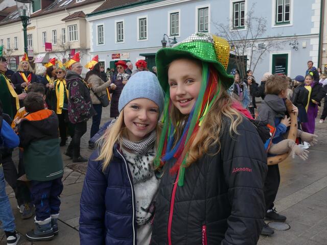 Marie Kaspirek und Sarah Huber auf der Tanzfläche. | Foto: Nina Taurok