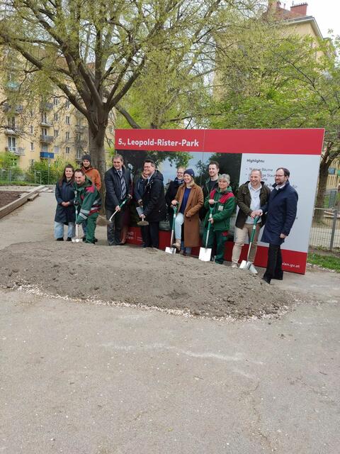 Stadtrat Jürgen Czernohorszky, Bezirksvorsteherin Silvia Jancović, ihr Stellvertreter Wolfgang Mitis (alle SPÖ) und Co. ergriffen beim obligatorischen Spatenstich am 18. April die Schaufeln und läuteten damit die Parkumgestaltung ein. Jetzt ist das Werk vollendet und wird bald präsentiert. | Foto: Patricia Kornfeld