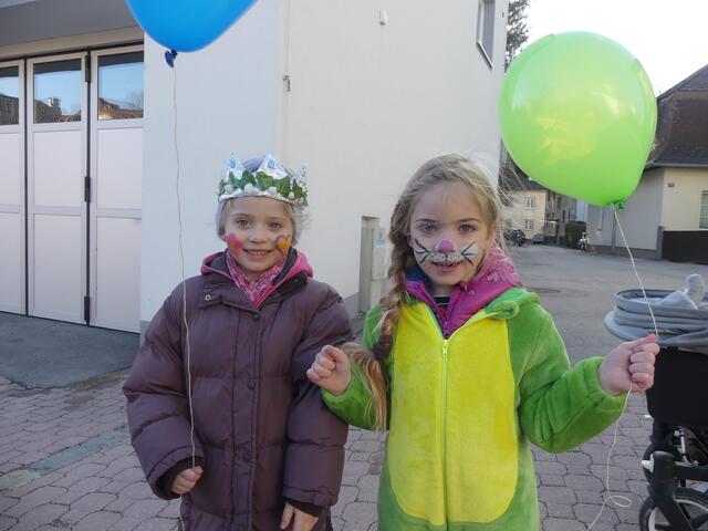 Marie Skopek und Elisa Landolt sind mit den Luftballons überglßücklich. | Foto: Nina Taurok