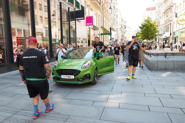 Auch mit verschiedenen Aktionen, wie dem "Neuro Socks Charity Run" im Jahr 2021 vor dem Stephansdom, zog man die Aufmerksamkeit auf sich. | Foto: STARPIX / picturedesk.com