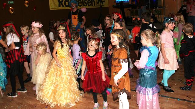Prinzessinnen, Katzen, Cowboy und Meerjungfrauen, alle sind gekommen um zusammen den Fasching zu feiern. | Foto: Gemeinde Weinburg