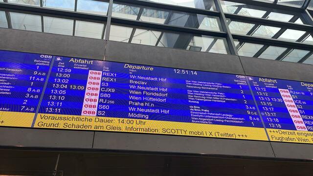 Am Hauptbahnhof Wien werden Zugreisende über die Einschränkungen informiert. | Foto: RMW
