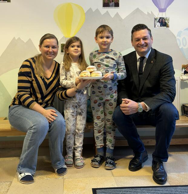 Landtagsabgeordneter und Vizebürgermeister Michael Gruber besuchte am Rosenmontag den Kindergarten Pettenbach. | Foto: FPÖ