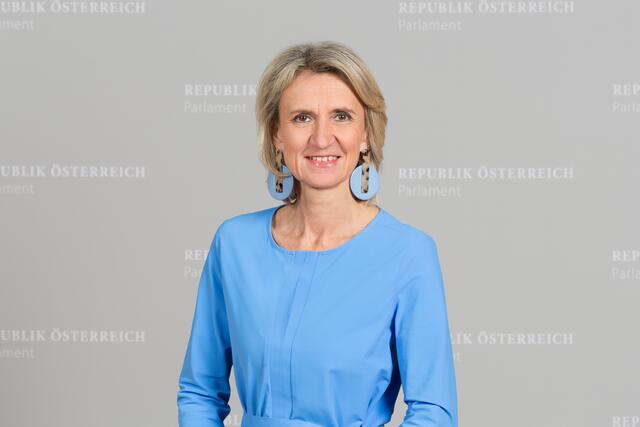 "Die Millennium City kommt nicht aus den Schlagzeilen. Sittenwächter, Prügelattacken, Messerangriffe – da frage ich mich, wohin das führen soll“, sagt ÖVP-Bezirksparteiobfrau Romana Deckenbacher.  | Foto: Parlamentsdirektion/Photo Simonis