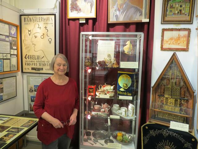 Das künstlerische Multitalent Richard Teschner und seine Arbeiten begeistern Doris Weis. | Foto: Sabine Krammer