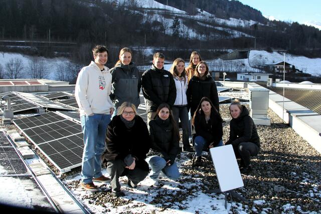 Die Schüler:innen der 4KK (Gruppe 1) bei der Installation der Starlink-Hardware auf dem Dach der Schule | Foto: HAK/HLW Landeck