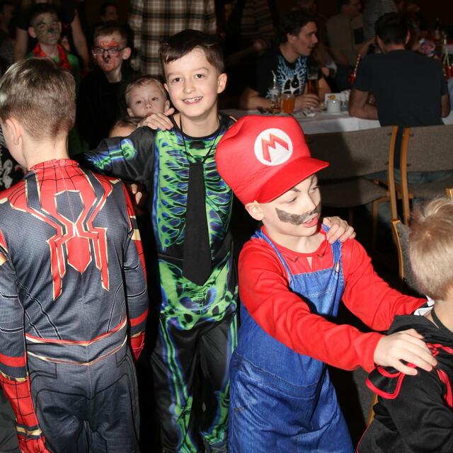 Oh wie gruselig..... auch ein Skelett war mit von der Partie. Spiderman wird uns aber sicher beschützen.  | Foto: Gemeinde Weinburg