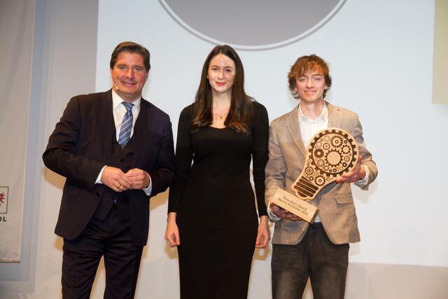 Einer der 351 erfolgreichen NeugründerInnen: Innovation Award Gewinner Noah Brunner von Kitz Flavour (re.) mit WK-Bezirksobmann Peter Seiwald und Innovationsmanagerin Jenny Koller. | Foto: WK Kitzbühel