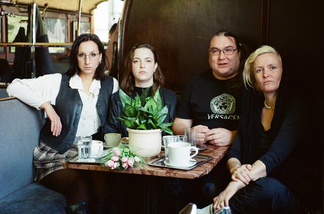Mercedes Kornberger, Apollonia T. Bitzan, Jopa Jotakin und Lydia Haider (v.l.n.r.) veranstalten den Blumenmontag. | Foto: Apollonia Theresa Bitzan