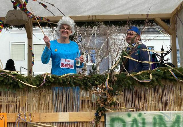 Die strenge Frau Lehrer auf ihrem Wagen. Der Fasching in Oberpullendorf war gut besucht. | Foto: Jessica Geyer