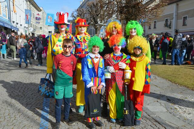 Viel Fantasie bewiesen auch die unzähligen Zuschauer des Umzuges in der Künstlerstadt