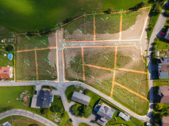Die Parzellen befinden sich in unmittelbarer Nähe zu den Schulen. | Foto: Orthofoto/Gemeinde