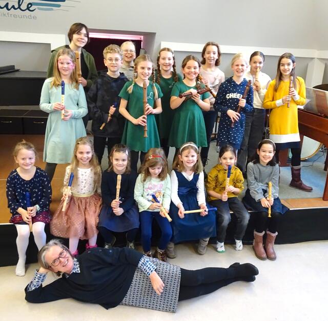 Petra Renner mit Luise, Leontina, Silvia, Sophia, Hanna, Anna, Paul, Matthias, Alexander, Elisabeth, Louisa, Lea, Ronja, Zoe, Zoes, Alina, Valentin, Louis und Rosa. | Foto: Musikschule Korneuburg