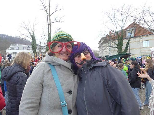 Elisabeth Berger und Karin Blödorn auf dem Hauptplatz. | Foto: Nina Taurok