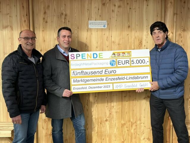 GGR Herbert Haderer, Bürgermeister Stefan Rabl (beide Liste Schneider), Plant Manager Enzesfeld Erwin Rößner. | Foto: Marktgemeinde Enzesfeld-Lindabrunn