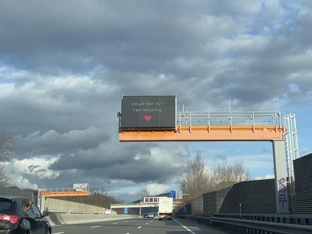 "Jemand liebt dich, fahr vorsichtig." Textanzeige auf der Autobahn kurz vor der Abfahrt "Salzburg Nord". (Symbolbild) | Foto: Carmen Kurcz