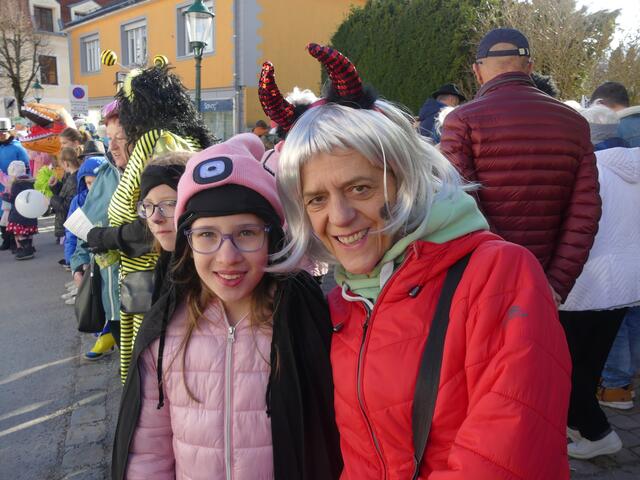 Alissa Sulzer und Eva Hasinger warten auf die Wägen. | Foto: Nina Taurok