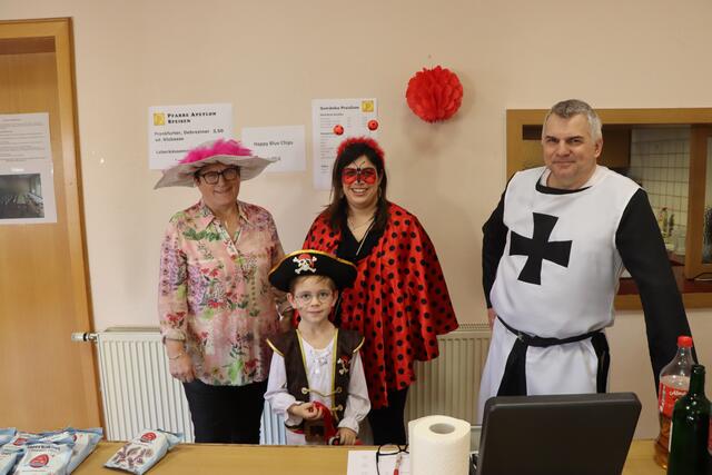 Die Pfarrgemeinderäte versorgen die Faschingsgäste in Apetlon. | Foto: Kathrin Santha