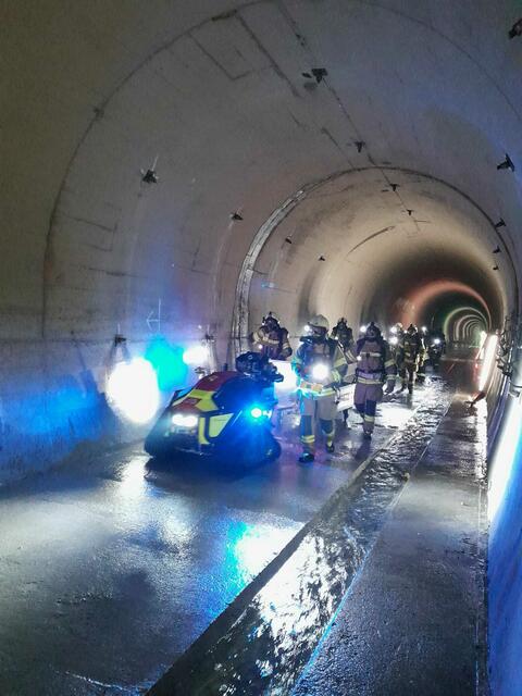 Mit schwerer Atemschutzausrüstung und einem innovativen Roboter kämpften sich die Einsatzkräfte zu den Verletzten vor. | Foto: EWR