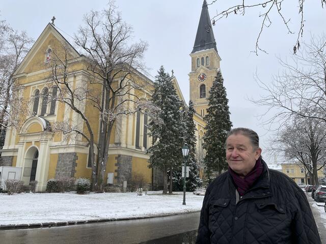Helfried Hinterleitner bereitet seit Jahrzehnten die Geschichte Kleinmünchens auf und hat bereits drei Bücher dazu veröffentlicht.  | Foto: BRS/Gschwandtner