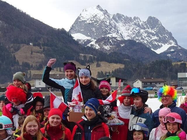 Die „Cool Cats“ Anna, Laura und Rosemarie (Mitte) siegten beim Kinder-Gaudirennen