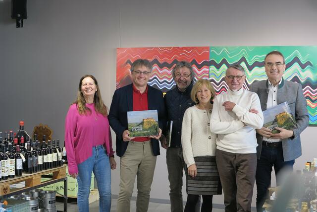 Im neuen Schlösserstraßen-Bildband schmökerten Musical-Intendantin Marianne Resetarits, Stiftungsadministrator Michael Gerbavsits, Gernot Sieber, Waltraud Lang, Peter Schaberl und Burgmanager Gilbert Lang (von links). | Foto: Burgstiftung