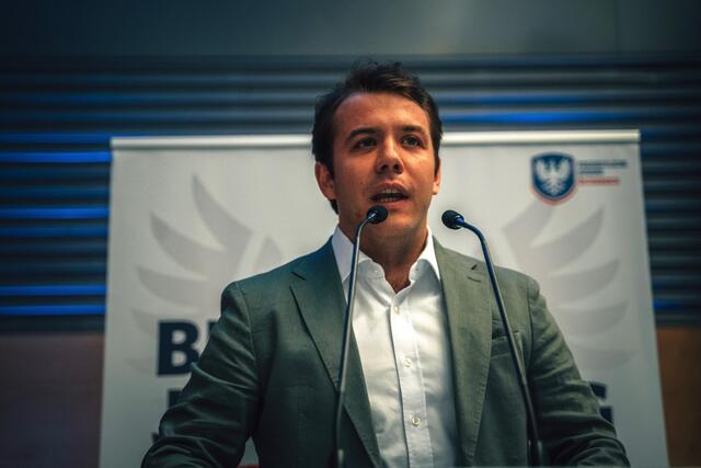 "Wir Freiheitliche wissen, was zu tun ist: Volle Härte des Gesetzes für skrupellose Messerstecher und kriminelle Banden", sagt FPÖ-Bezirksparteiobmann Maximilian Weinzierl. | Foto: FPÖ