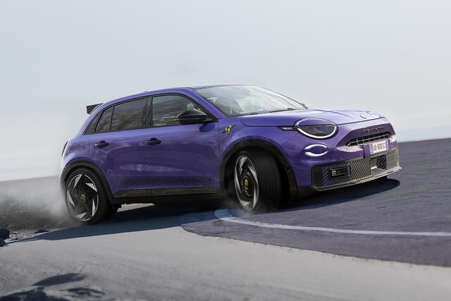 Die Lackierung für die Präsentation heißt Hypnotic Purple und unterstreicht die kräftigen Linien des neuen Abarth 600e Scorpionissima.  | Foto: Abarth