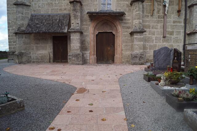 Nun ist ein barrierefreier Zugang zur Pfarrkirche und dem Friedhof möglich.