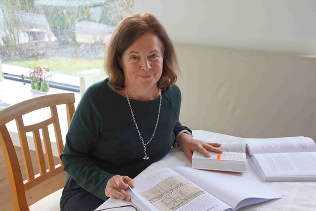 Die St. Martinerin Maria Sonnleitner ist  leidenschaftliche Heimatforscherin und hat eine Hofchronik von ihrem Elternhaus verfasst.  | Foto: Helmut Eder