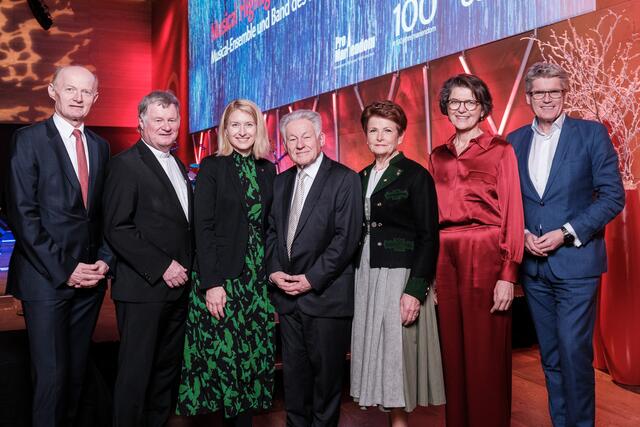 Von links: Oberbank Generaldirektor Franz Gasselsberger, Bischof Manfred Scheuer, LH-Stellvertreterin Christine Haberlander, LH a.D. Josef Pühringer, LAbg. a.D. und Landesobfrau der OÖ. Goldhaubenfrauen Martina Pühringer, Moderatorin Christine Haiden (beide im Beirat der Initiative Pro Mariendom engagiert) und Thomas Königstorfer (Geschäftsführer Landestheater Linz). | Foto: Eric Krügl