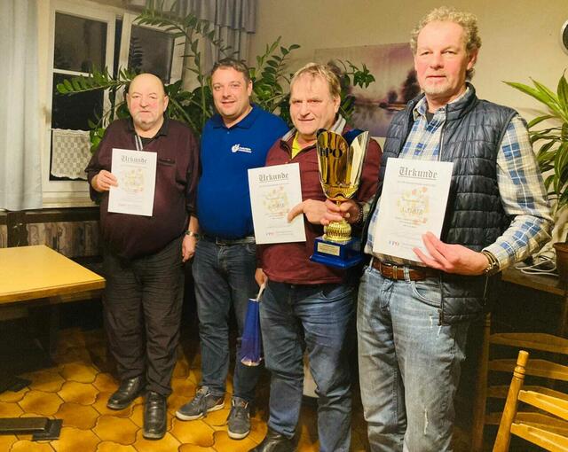 V. l.: Alois Hamedinger (3. Platz), Ortsparteiobmann Dominik Schauer, Georg Jell (2. Platz) und Andreas Steininger (1. Platz). | Foto: FPÖ