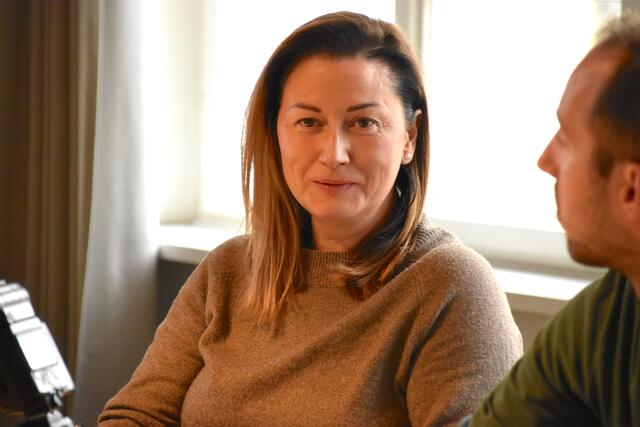 Julia Berger ist als Projektbegleiterin und Übersetzerin im Hilfsprojekt involviert.  | Foto: Barbara Fluckinger