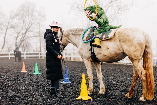 Julian mit Reittrainerin Stella Riegler | Foto: Lyall Gardiner