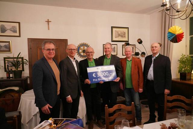 Der Rotary Club Enns übergibt 3000 Euro an den Verein „Kuhschelle“ aus Sierninghofen-Neuzeug 