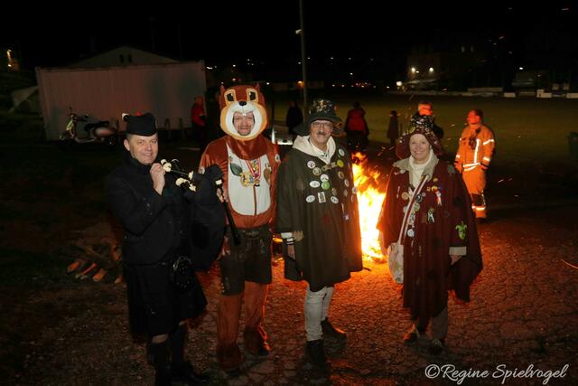 Michael Hendrich mit seinem Dudelsack,  Duckhörnchen Roland Mayer, Präsident Richard Breier und Präsident Stellvertreterin Jutta Polzer gaben unter anderen dem Faschings-Poldi sein letztes Geleit.