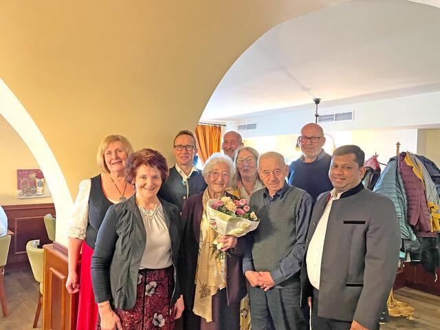 Am Bild von Links:
2. Reihe Antonia Kainz, DI Dr. Josef Pernerstorfer, Johann Pernerstorfer, Maria Rieder, Erich Pernerstorfer (sind alle Kinder)
1. Reihe Bgm. Ludmilla Etzenberger, Maria Pernerstorfer, Altpfarrer Hermann Zainzinger, Pfarrer Aby Joseph Mannoor
 | Foto: Stadtgemeinde Gföhl