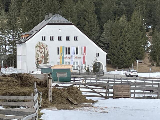 Das Ganghofermuseum Leutasch liegt am Kirchplatz. | Foto: Sarah Kröll