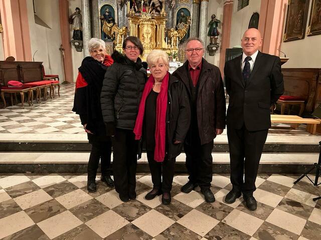 Das Team rund um Gerlinde Hörmann mit den beiden Obleuten Karin Stadtegger und Hubert Ulrych | Foto: Wutte