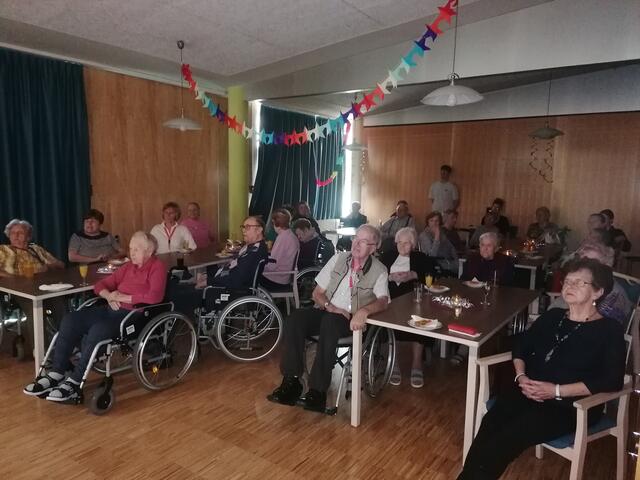 Bewohnerinnen beim Ansehen der Eröffnung | Foto: PBZ Berndorf