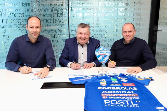 Freude bei Egger Glas-Geschäftsführer Philipp Schuller, TSV-Vorstandsmitglied Johann Gremsl und Prokurist Alois Seidl (v.l.). | Foto: Alfred Mayer