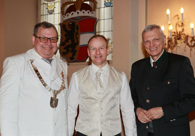 Von links: Innungsmeister Helmut Karl, Jungmeister Stefan Raninger und der Landtagsabgeordnete (ÖVP) Josef Schöchl. | Foto: Franz Neumayr