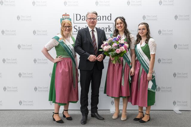 Blühende Valentinsgrüße in der Grazer Burg: Landeshauptmann Christopher Drexler mit Blumenkönigin Elisa I. und den beiden Blumenprinzessinnen Laura und Anna-Sophie. | Foto: Land Steiermark