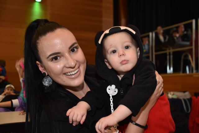 Jovana mit Sohn Ilija genossen das bunte Treiben. | Foto: Kendlbacher/Gemeinde Rum