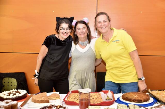 Bei Irene, Sabine und Claudia gab es eine Süße Stärkung.  | Foto: Kendlbacher/Gemeinde Rum
