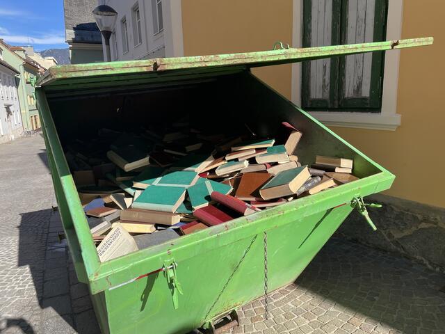 In der Villacher Widmanngasse steht gerade ein großer Container voll mit alten Büchern aus der Arbeiterkammer-Bibliothek. | Foto: MeinBezirk.at