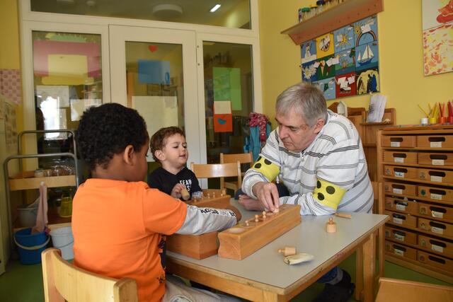 Mit dem beinahe blinden Harald Rother spielen die Kinder gerne. | Foto: Karl Pufler