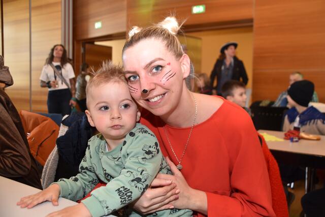 Begeistert vom Rahmenprogramm: Nina und Sohn Nevio | Foto: Kendlbacher/Gemeinde Rum