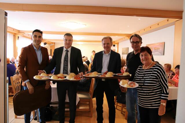 Rosenmontagsfeier in Ebreichsdorf: STR Salih Derinyol, Bgm. LAbg. Wolfgang Kocevar, Vize Bgm. Christian Pusch, STR Thomas Dobousek, GR Maria Sordje. | Foto: Stadtgemeinde Ebreichsdorf